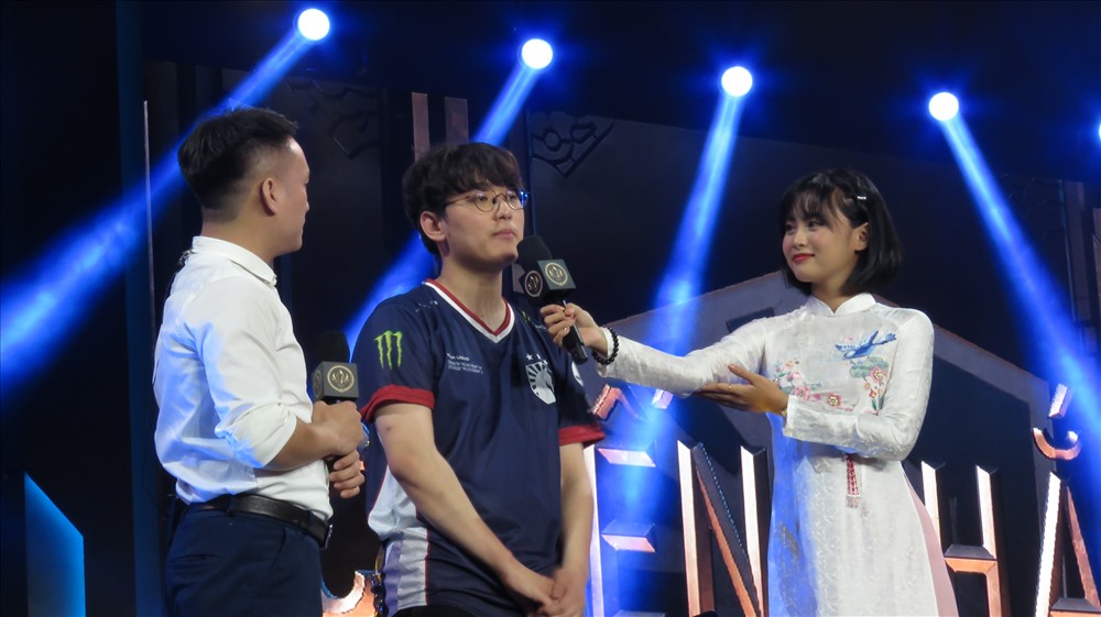 Người chơi hỗ trợ CoreJJ của Team Liquid trả lời phỏng vấn sau trận. Anh cảm ơn tình cảm mà người hâm mộ Việt Nam luôn dành cho mình. Ảnh: Việt Hùng.