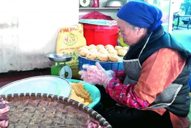 Được làm thủ công bằng tay, những chiếc bánh dày được lưu truyền từ rất lâu đời.