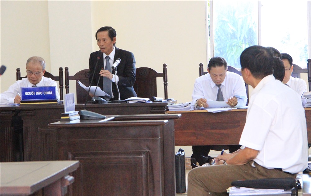 Luật sư Phan Trung Hoài bào chữa cho bị cáo Phan Văn Trung.