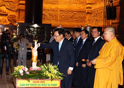 Phó Thủ tướng Phạm Bình Minh thực hiện nghi lễ tắm Phật tại chùa Tam Chúc. Ảnh: VGP/Hải Minh