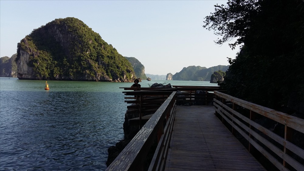 Đường đi dạo quanh đảo (ảnh). Đảo Soi Sim nằm trong tuyến du lịch số 2 trên vịnh  Hạ Long, cách Cảng tàu du lịch quốc tế Tuần Châu khoảng 12 km về phía Đông Nam. Ảnh: Nguyễn Hùng