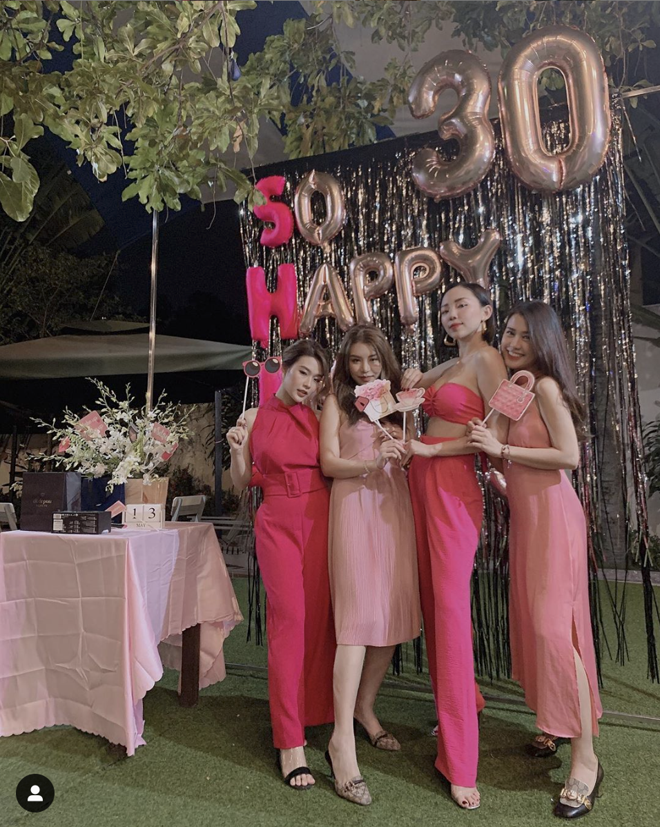 Xuất hiện tại bữa tiệc “pink” này là các gương mặt quen thuộc trong “hội chị em” thân thiết của Tóc Tiên. Hot girl Ngọc Thảo, vợ mới cưới của Rhymastic và cô chủ chuỗi làm đẹp Mithouse.