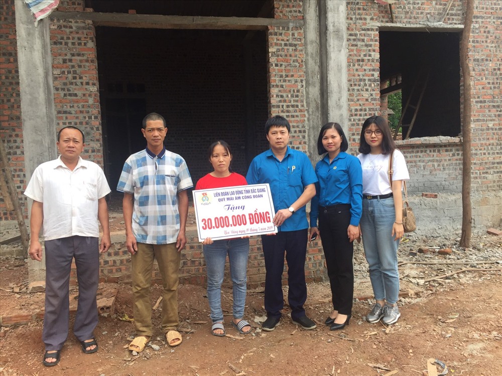 LĐLĐ huyện trao kinh phí xây dựng nhà ở từ quỹ “Mái ấm Công đoàn” tới đồng chí Lê Thị Hoàn - Đoàn viên Công đoàn Công ty TNHH World Telecom Việt Nam. 
