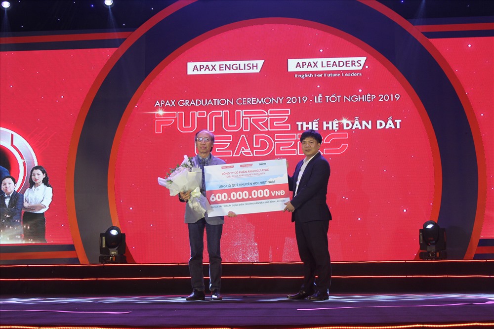 Shark Thủy trao số tiền 600 triệu đồng quỹ xây dựng trường học tại Lai Châu cho Giám đốc Quỹ Khuyến học Việt Nam.