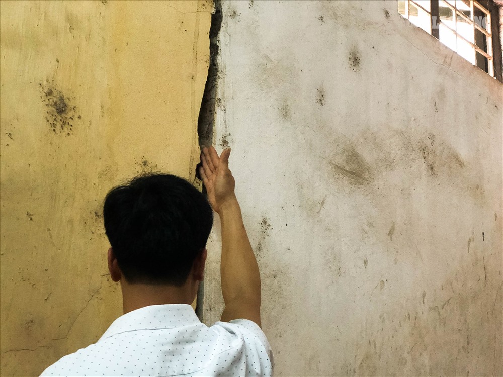 Theo học sinh THPT Trương Định, vữa từng rơi từ trần xuống giữa lớp trong giờ học, may mắn rơi đúng lối đi nên không ai bị thương. 
