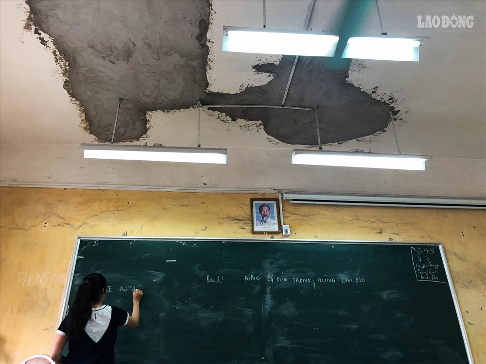 Nhiều phòng học trần nhà bị bong tróc vữa, chỉ cần một lực tác động nhẹ, các mảng vữa này cũng có thể rơi xuống.