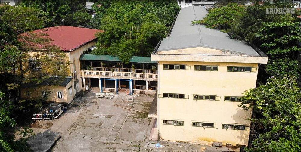Sau hơn 40 năm xây dựng và hoạt động, cơ sở vật chất của trường THPT Trương Định (Hoàng Mai, Hà Nội) đã xuống cấp trầm trọng. Đặc biệt dãy nhà B dù đã bị nghiêng, tường trần bong tróc nhưng vẫn phải sử dụng.