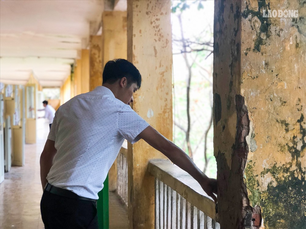 Theo ghi nhận, nhiều khu vực hành lang, lớp học, trần nhà tại trường THPT Trương Định - Hà Nội đều có dấu hiệu, rêu phong bao phủ, rễ cây lan vào tận lớp học.