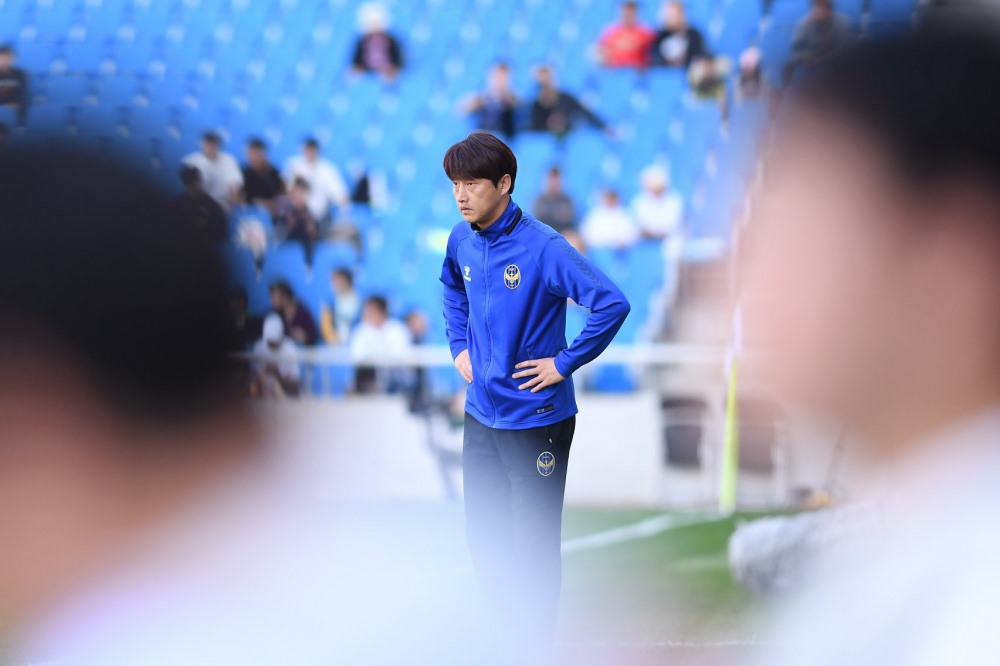 HLV Lim Yoong-jong bị tờ báo quê nhà chỉ trích không thể giúp Incheon thi đấu khởi sắc hơn. 