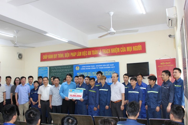 Đồng chí Phạm Hồng Hạnh – Phó Chủ tịch Thường trực Công đoàn TKV thăm, tặng quà CNLĐ Công ty than Dương Huy 
