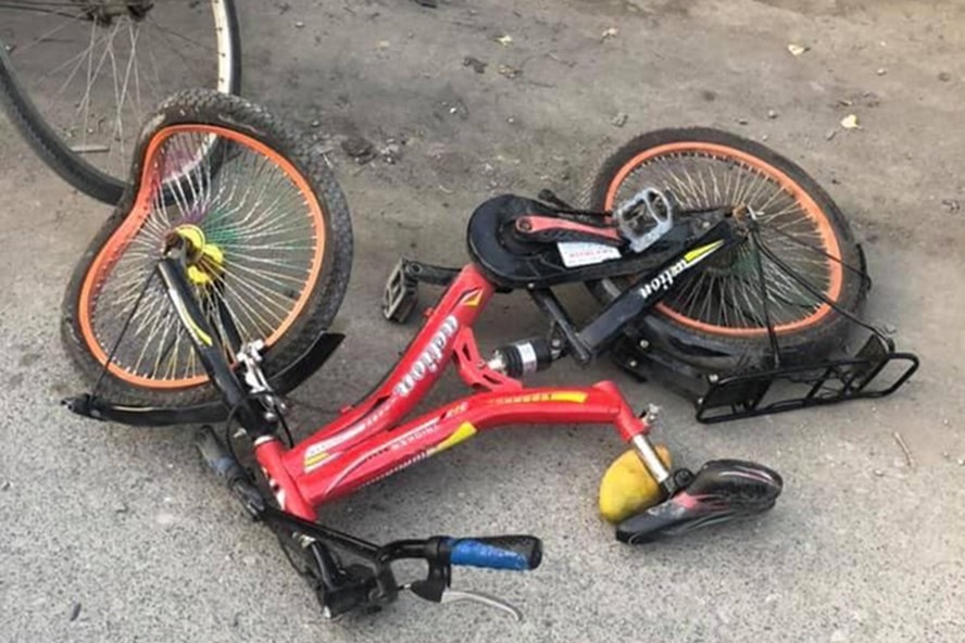2 chị em đi xe đạp bị xe bán tải tông trúng khiến 1 người tử vong tại chỗ. Ảnh: HH.