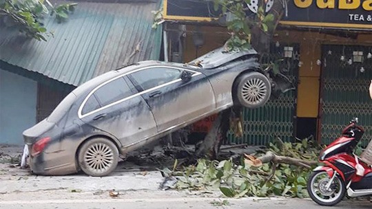 Chiếc xe Mercedes “leo” lên cây bàng sau tai nạn - Ảnh: Facebook.