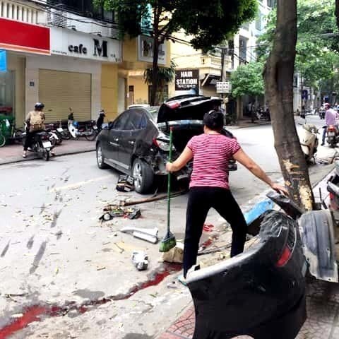 Hiện trường vụ va chạm liên hoàn tại phố Đỗ Quang. Ảnh: pertrotimes.vn.