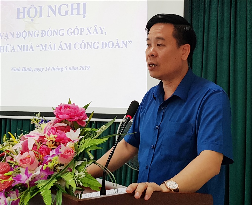 Đồng chí Dương Đức Khanh, Ủy viên BCH Tổng LĐLĐ Việt Nam, Chủ tịch LĐLĐ tỉnh Ninh Bình phát động quyên góp, hỗ trợ. Ảnh: NT