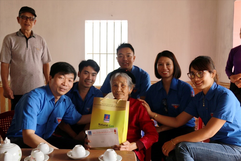 Chương trình “Vòng tay nhân ái” tặng quà cho các Mẹ Việt Nam Anh hùng