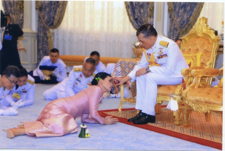  Đoạn video về lễ phong hậu diễn ra chỉ 3 ngày trước khi lễ đăng quang chính thức của vua Vajirusongkorn tại cung điện Dusit ở Bangkok đã được công bố. Ảnh: Khaosod. 