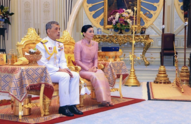Thông báo của hoàng gia phát đi ngày 1.5 cho biết, Nhà vua Vajirusongkorn đã kết hôn với tướng Suthida Vajirusongkorn na Ayudhya và phong bà là Hoàng hậu Suthida. Ảnh: Khaosod.
