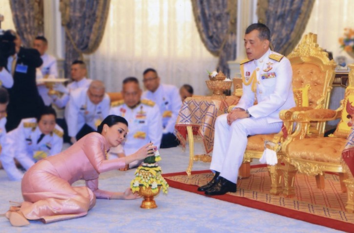  Đoạn video về lễ phong hậu diễn ra chỉ 3 ngày trước khi lễ đăng quang chính thức của vua Vajirusongkorn tại cung điện Dusit ở Bangkok đã được công bố. Ảnh: Khaosod. 