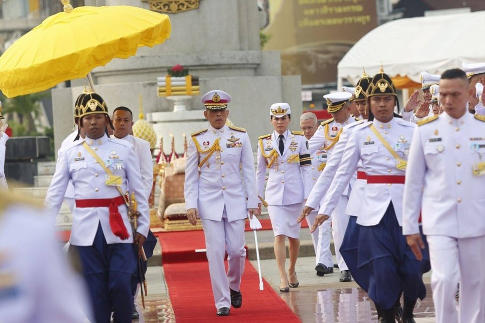 Kể từ khi Nhà vua Vajirusongkorn lên ngôi năm 2016 sau khi Nhà vua Bhumibol Adulyadej băng hà, bà Suthida thường được nhìn thấy xuất hiện bên cạnh nhà vua trong một số sự kiện nhà nước. Ảnh: Khaosod.