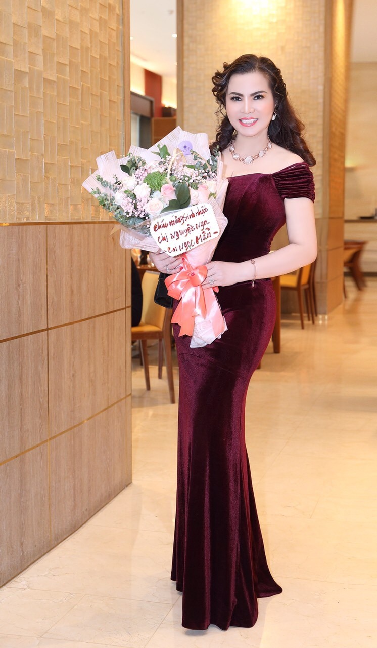 Sự quý phái của Hoa hậu Kim Hồng.