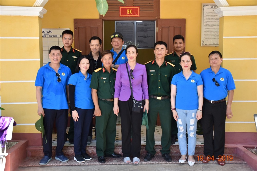 Đoàn công tác tới thăm động viên các chiến sĩ tại Trường Sa.