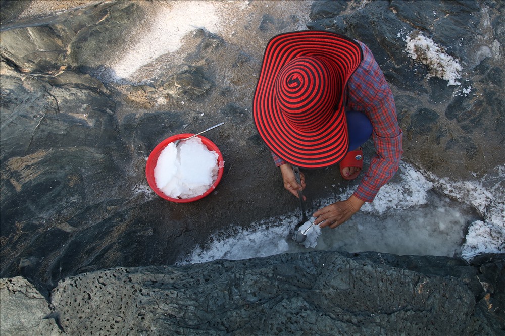 Theo nhiều người dân Tam Hải, muối kết tinh ở trên đá Bàn Than có vị mặn nhưng rất thanh, không chát như các loại muối khác.