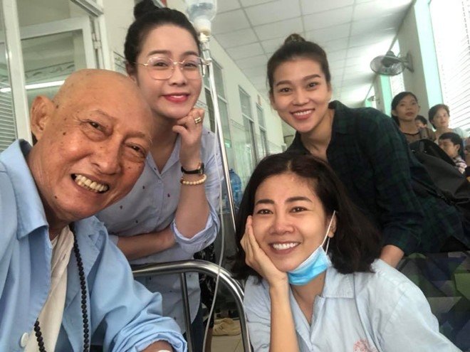 Mai Phương được bạn bè đưa tới thăm nghệ sĩ Lê Bình điều trị cùng khoa. 