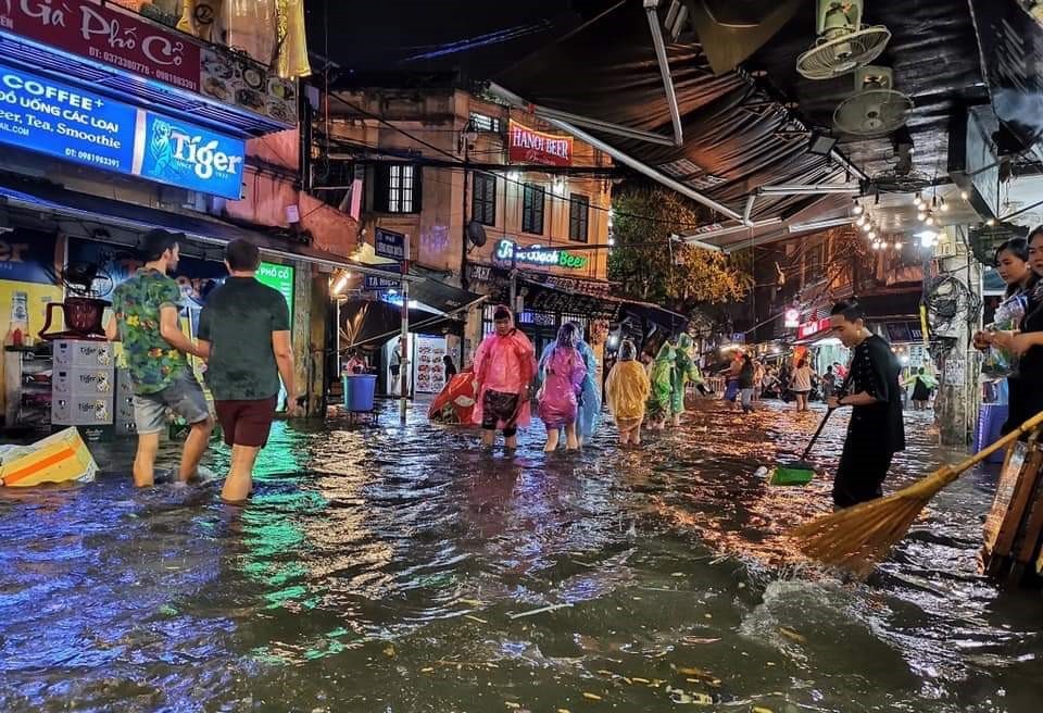 Trận mưa lớn đêm ngày 29.4, sáng ngày 30.4 đã gây ngập lụt tại nội thành Hà Nội. Ảnh: Thế Anh