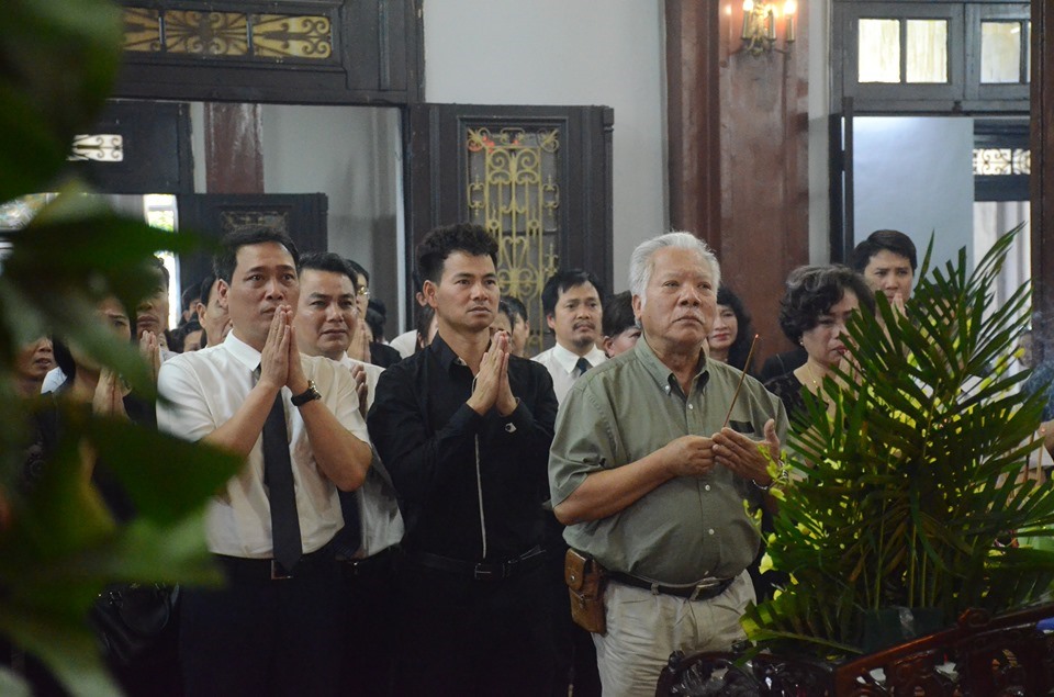 Trong tang lễ, rất đông nghệ sĩ của Nhà hát kịch Việt Nam đã đến thắp nén hương, đưa tiễn chị về nơi yên nghỉ cuối cùng.