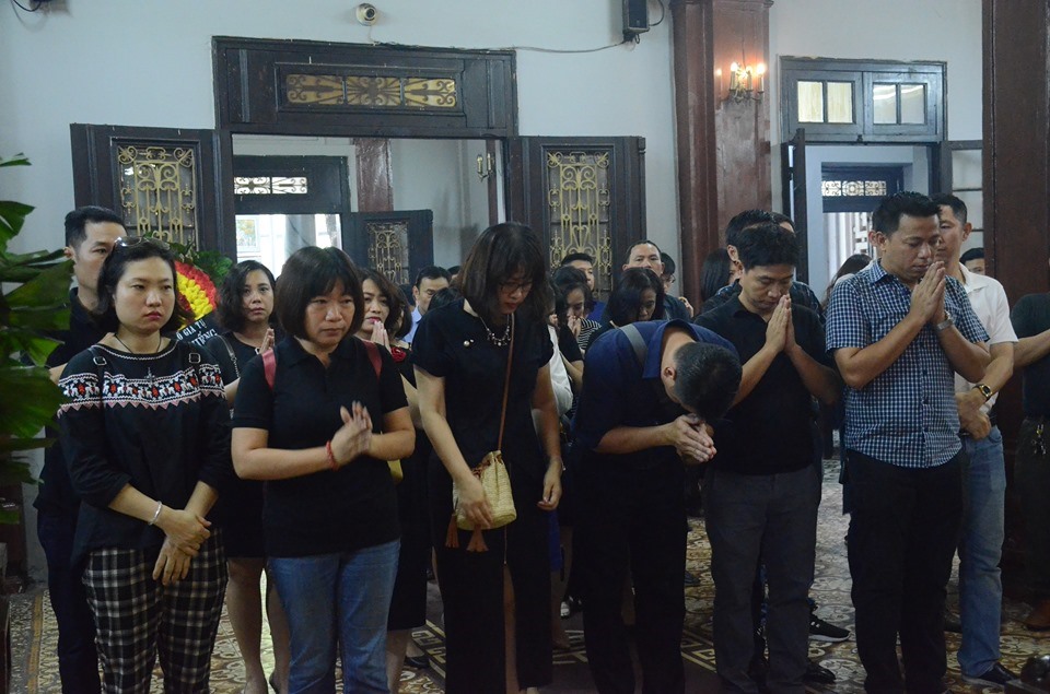 Ra đi đột ngột ở tuổi 43, chị Đinh Thị Hải Yến khiến gia đình, bạn bè và đồng nghiệp vô cùng xót thương. Trong tang lễ, rất đông nghệ sỹ của Nhà hát kịch Việt Nam đã đến thắp nén hương, đưa tiễn chị về nơi yên nghỉ cuối cùng.   