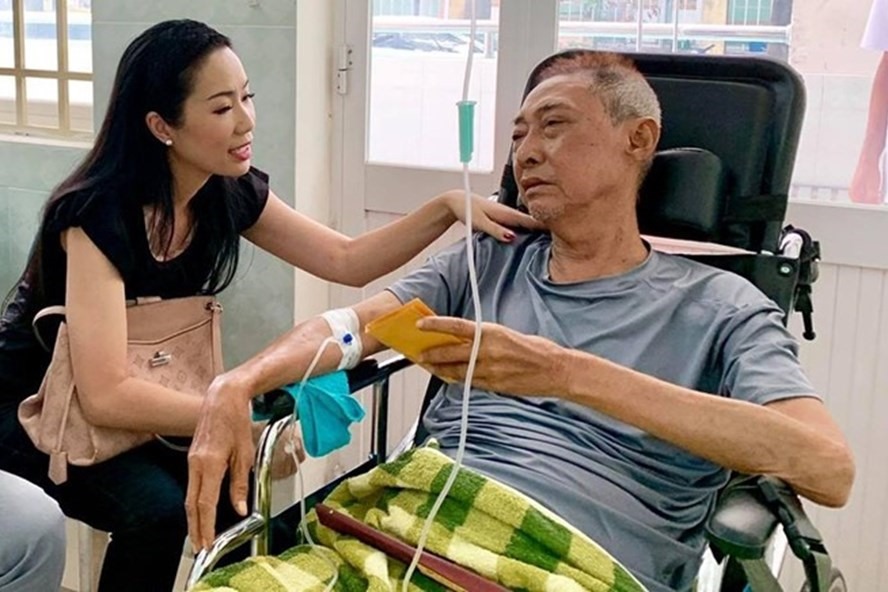 Những ngày cuối đời, nghệ sĩ Lê Bình phải chịu đựng đau đơn do bệnh ung thư bị di căn, liệt nửa người và nói chuyện khó khăn. 
