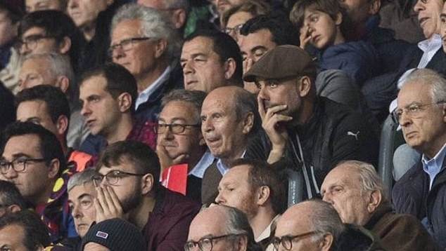 Pep Guardiola trầm ngâm trên khán đài sân vận động Nou Camp. 