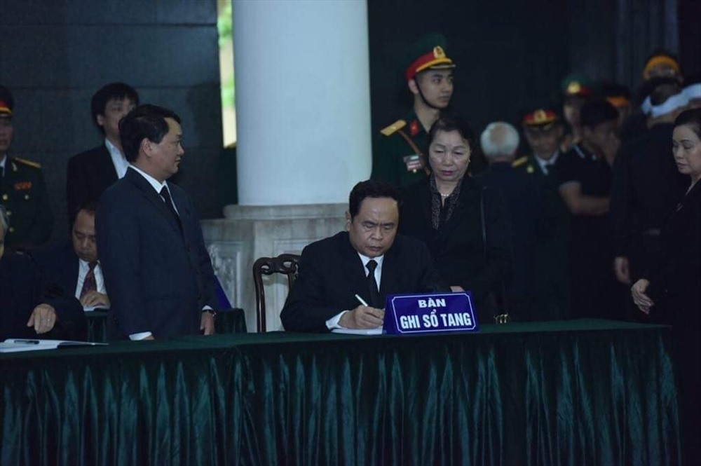 Bí thư Trung ương Đảng, Chủ tịch UBTƯ MTTQ Việt Nam Trần Thanh Mẫn viết sổ tang.