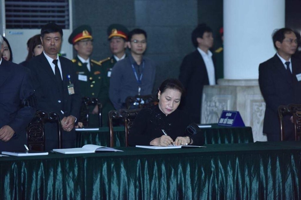 Chủ tịch Quốc hội Nguyễn Thị Kim Ngân viết sổ tang.