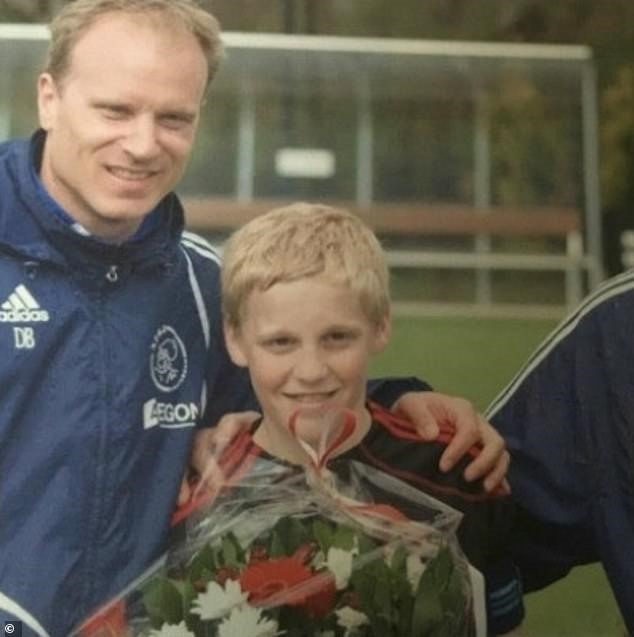 Dennis Bergkamp (trái) và Van de Beek khi còn ở học viện của Ajax. Ảnh: Daily Mail.