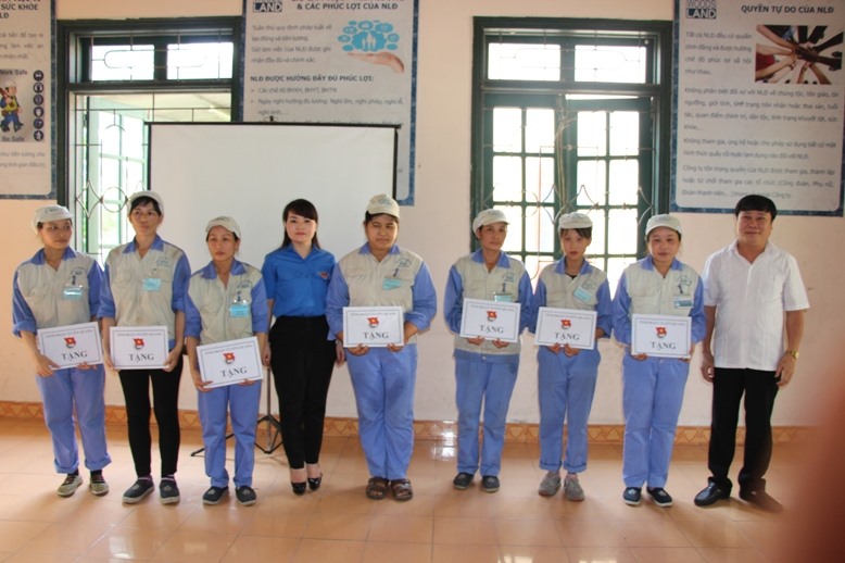 Tỉnh đoàn Tuyên Quang tặng quà cho thanh niên công nhân có hoàn cảnh khó khăn.