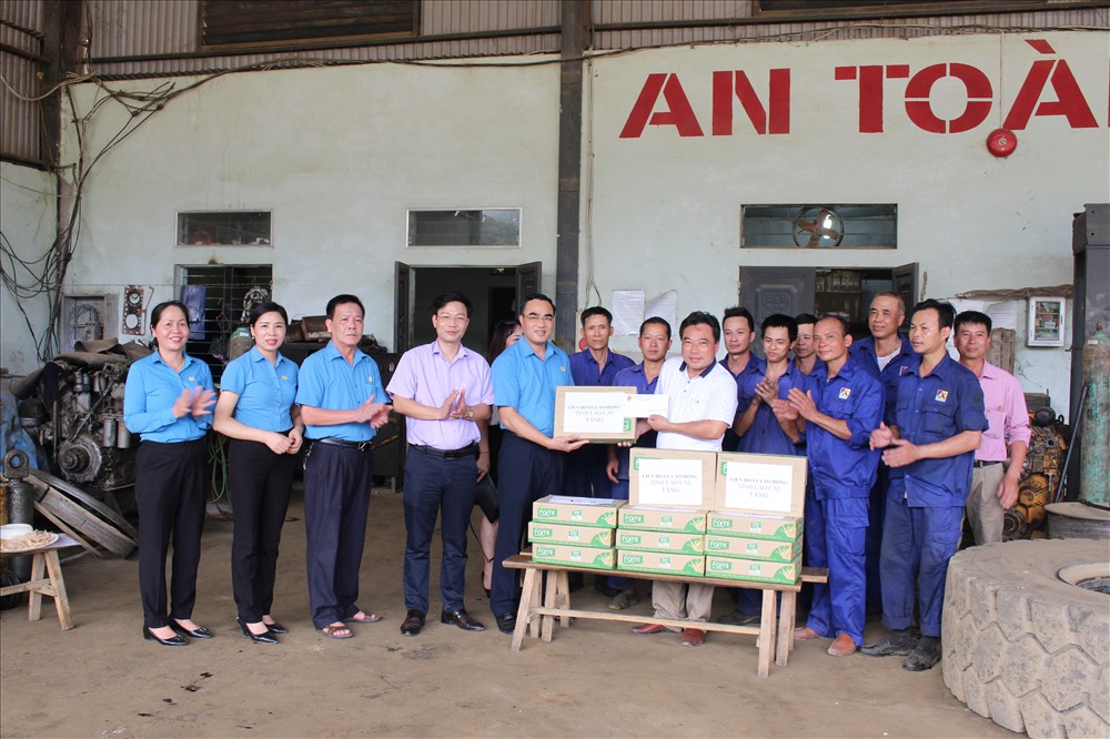 Chủ tịch LĐLĐ tỉnh Lào Cai động viên, tặng quà CNLĐ Chi nhánh Khai thác 2, Cty Apatit Việt Nam.