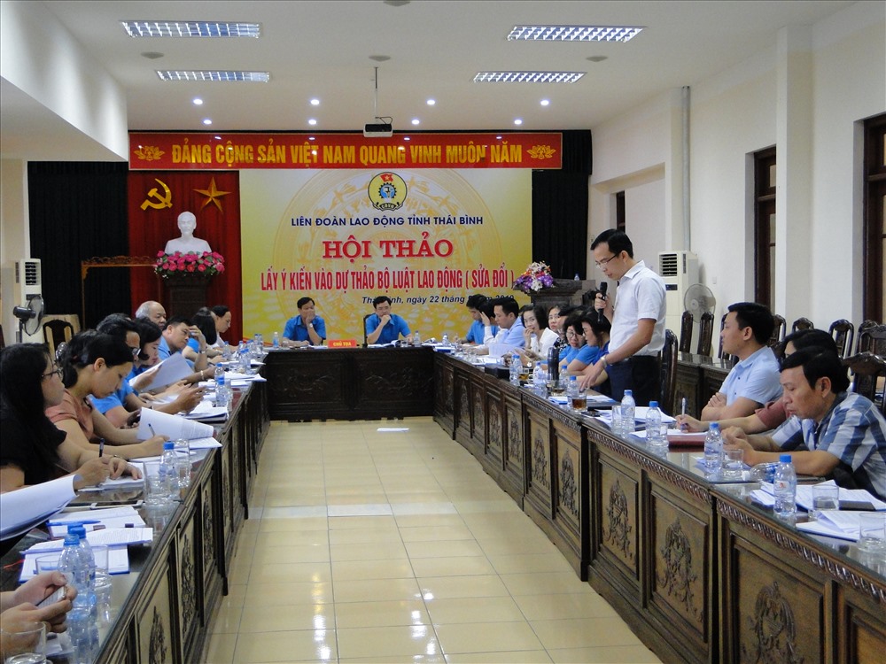 Đồng chí: Hán Thành Chung – Phó phòng phổ biến giáo dục pháp luật Sở tư pháp phát biểu ý kiến đóng góp vào các nhóm nội dung. 