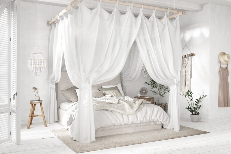 Phòng ngủ độc đáo với chiếc giường có rèm màu trắng tinh.