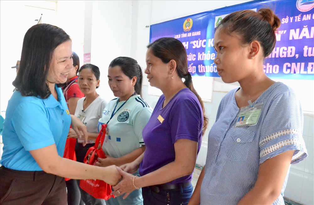 Bà Phan Thị Diễm trao quà Quỹ Tấm lòng vàng Lao Động cho CNLĐ Cty CP đầu tư 434. Ảnh: Lục Tùng