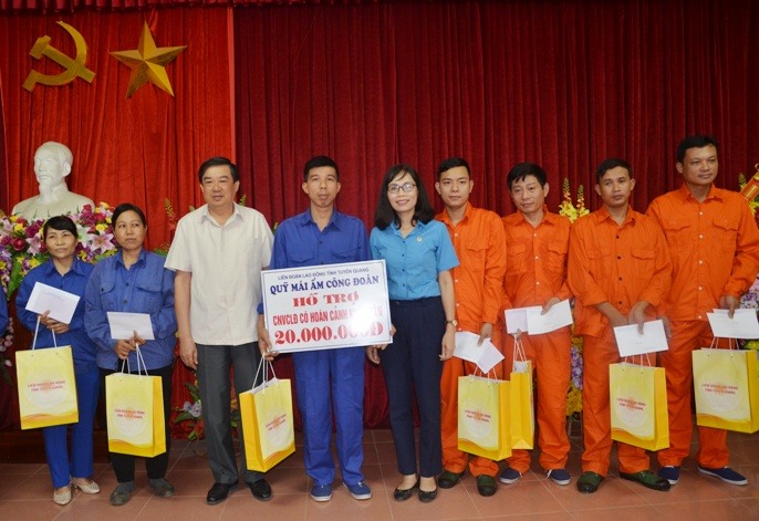 Phó Bí thư Thường trực Tỉnh ủy Tuyên Quang Nguyễn Hồng Thắng (trái) và Chủ tịch LĐLĐ tỉnh Nguyễn Thị Thu Thủy tặng quà cho CNLĐ khó khăn.