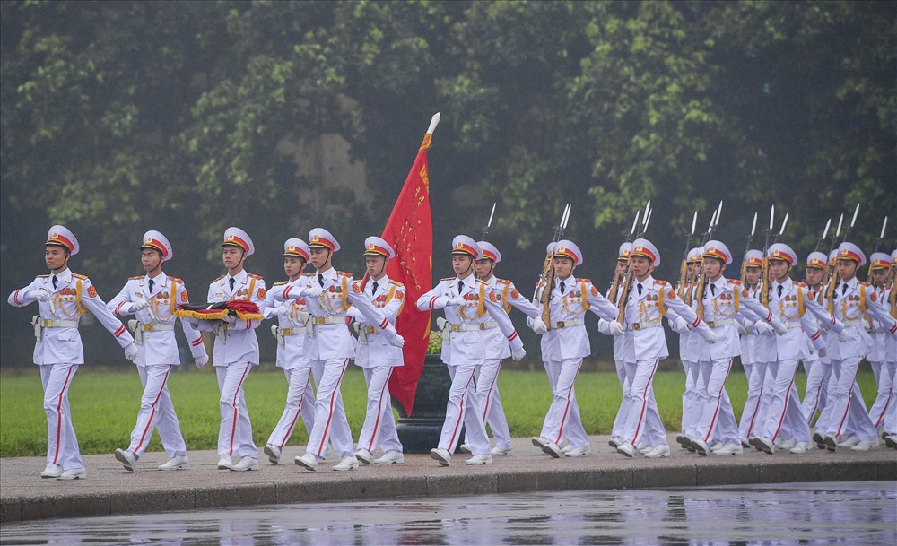 5 giờ 45 phút, Tiêu binh Đoàn 275, Bộ Tư lệnh Lăng Chủ tịch Hồ Chí Minh thực hiện nghi lễ treo băng tang lên lá Quốc kỳ tại quảng trường Ba Đình, trước Lăng Chủ tịch Hồ Chí Minh ở Hà Nội.