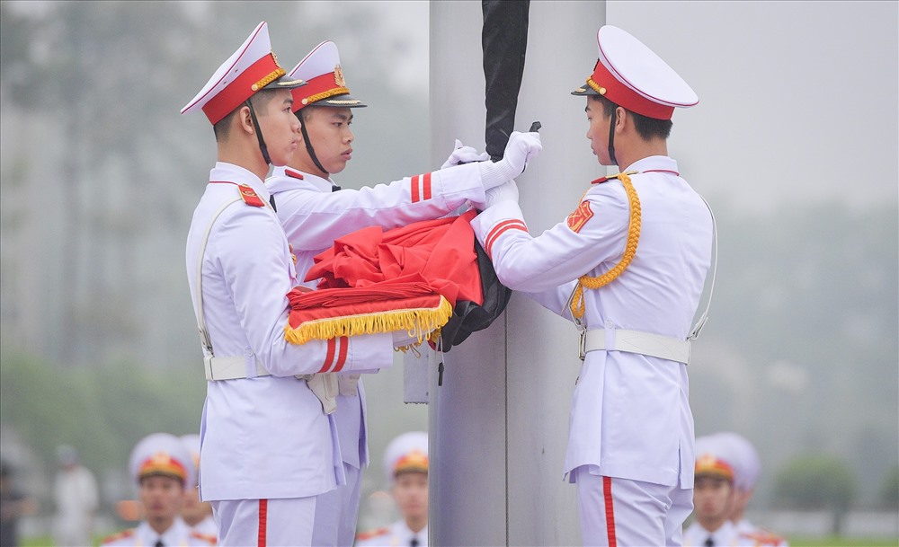 Nghi lễ treo cờ rủ được tiến hành song song với nghi thức chào cờ thường ngày.