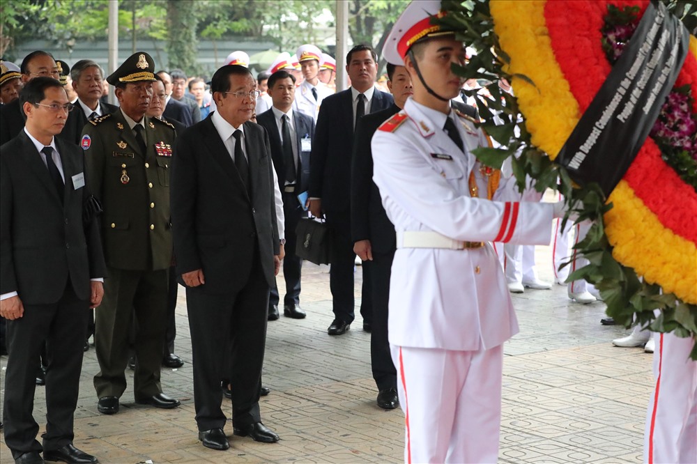 Sáng 3.5, Thủ tướng Campuchia Hun Sen vào viếng nguyên Chủ tịch nước Lê Đức Anh.