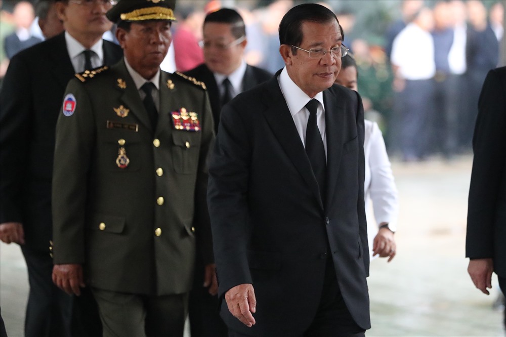Ông Hun Sen vào chiều qua 2/5 đã có cuộc gặp Thủ tướng Nguyễn Xuân Phúc. Tại đây, lãnh đạo Chính phủ Campuchia bày tỏ lòng tiếc thương vô hạn và lời chia buồn sâu sắc trước tin nguyên Chủ tịch nước, Đại tướng Lê Đức Anh từ trần. Ông Hun Sen nhấn mạnh Đại tướng Lê Đức Anh là người bạn thân thiết, người đã đóng góp cho sự nghiệp giải phóng Campuchia khỏi chế độ diệt chủng Khmer Đỏ vào năm 1979. 