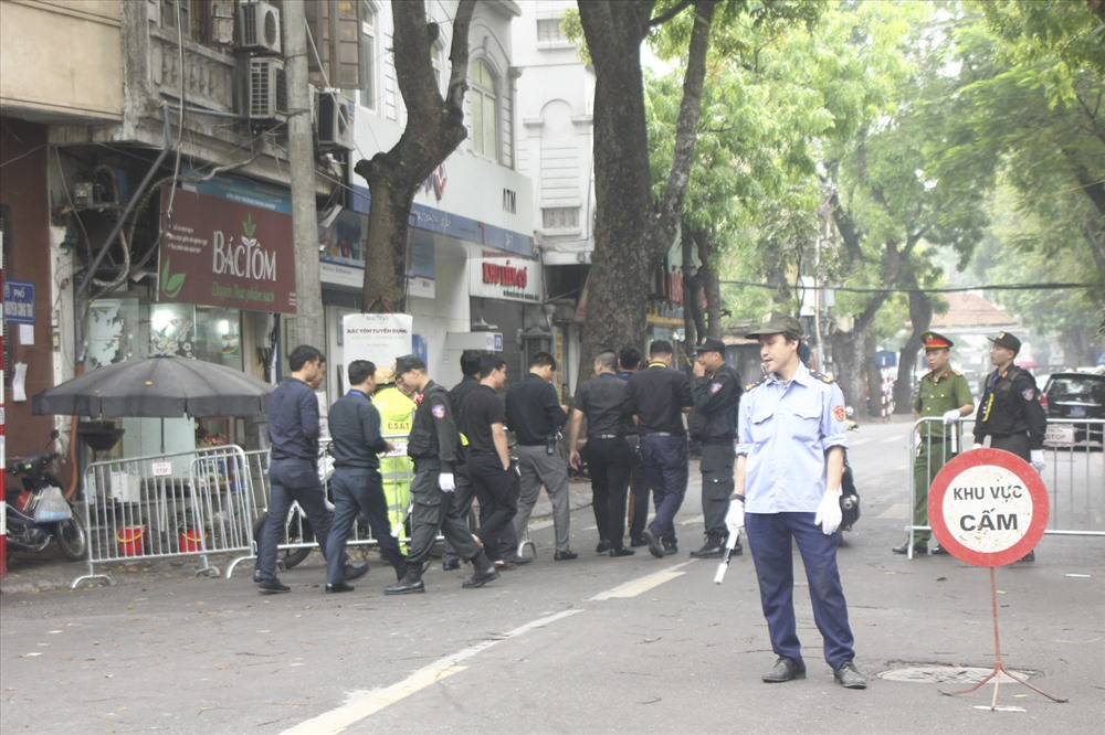 Lực lượng an ninh làm nhiệm vụ trước khu vực nhà tang lễ. Ảnh Trần Vương