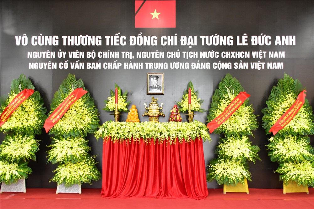 7h sáng 3.5, lễ viếng nguyên Chủ tịch nước, Đại tướng Lê Đức Anh đã được tổ chức tại UBND tỉnh Thừa Thiên - Huế (16, Lê Lợi, TP. Huế).