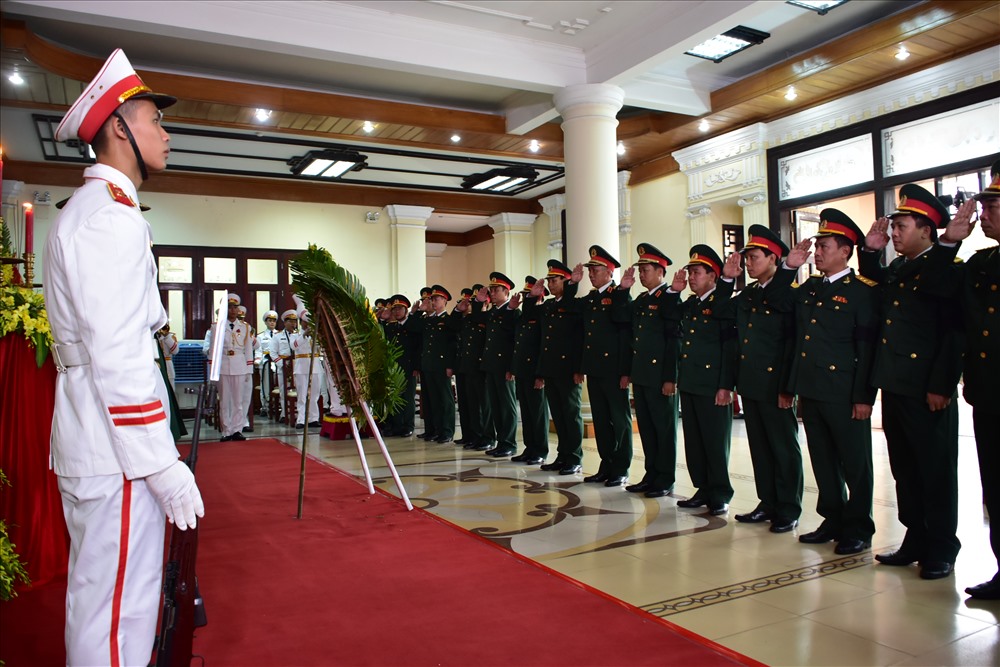 Đoàn Bộ Chỉ huy quân sự tỉnh Thừa Thiên Huế vào lễ viếng.
