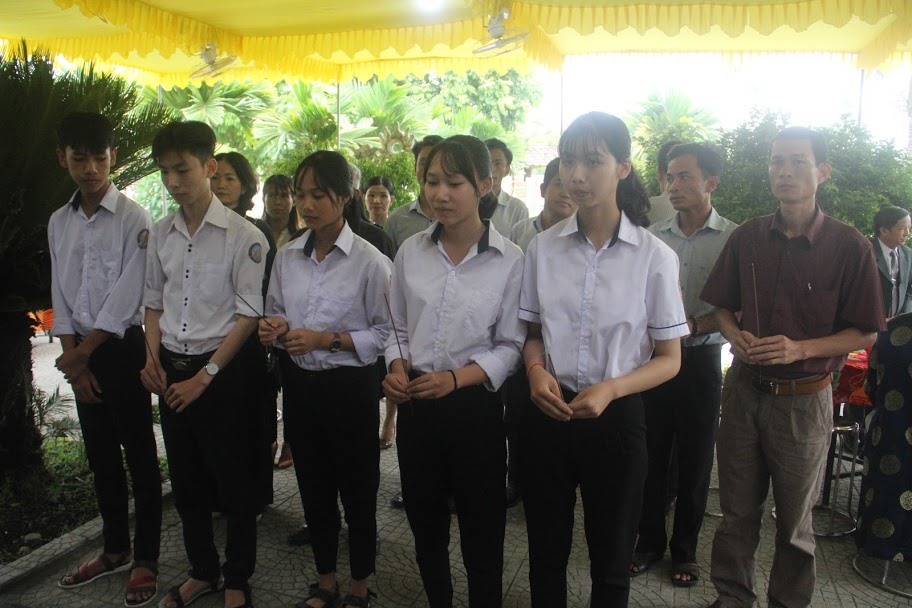 Sáng cùng ngày, tại quê nhà Đại tướng Lê Đức Anh xã Lộc An, huyện Phú Lộc (Thừa Thiên - Huế) đông đảo người dân cùng chinh quyền địa phương đã đến thắp hương, tham gia lễ viếng tại nhà thờ tư gia.