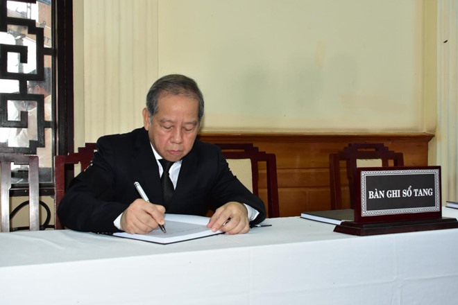 Chủ tịch UBND tỉnh Thừa Thiên - Huế Phan Ngọc Thọ ghi tại sổ tang Đại tướng Lê Đức Anh.